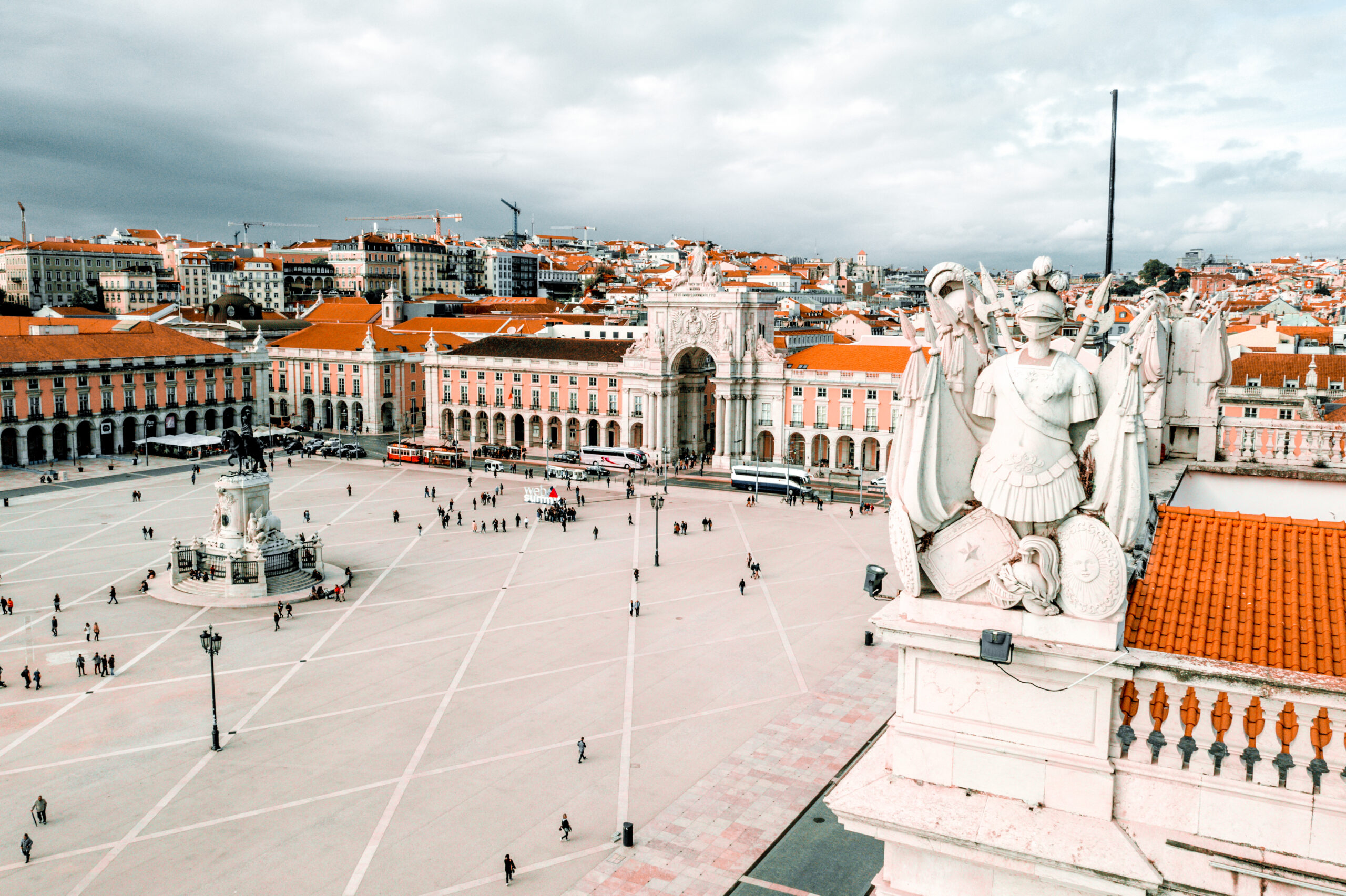 Vue aérienne de la Praça do Comércio à Lisbonne avec statue équestre et bâtiments historiques