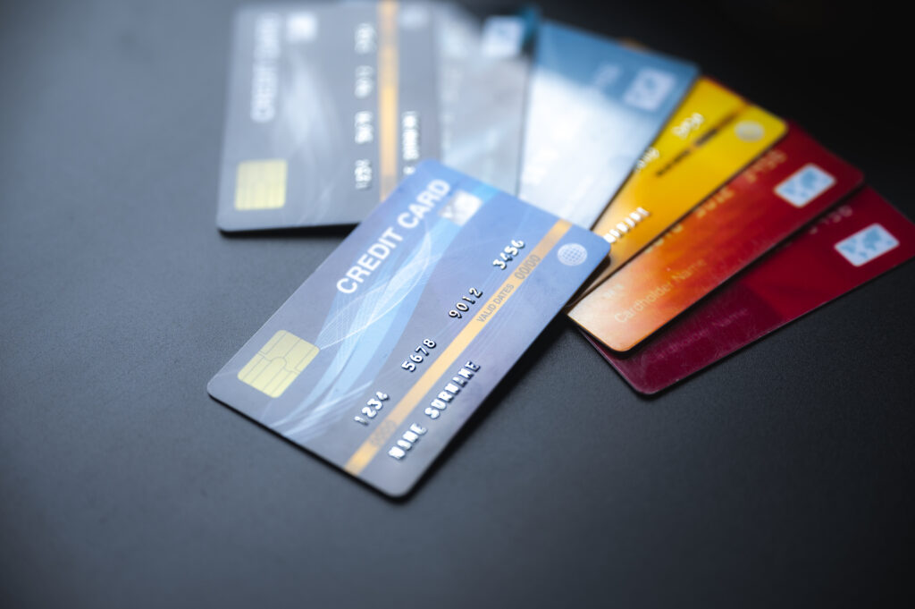 Carte bancaire voyage — comparatif complet & conseils (plusieurs cartes posées sur une table)