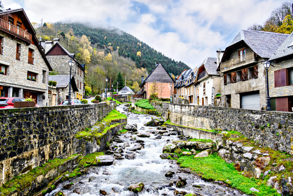 Village pittoresque de Bosnie-Herzégovine avec maisons traditionnelles et montagnes en arrière-plan