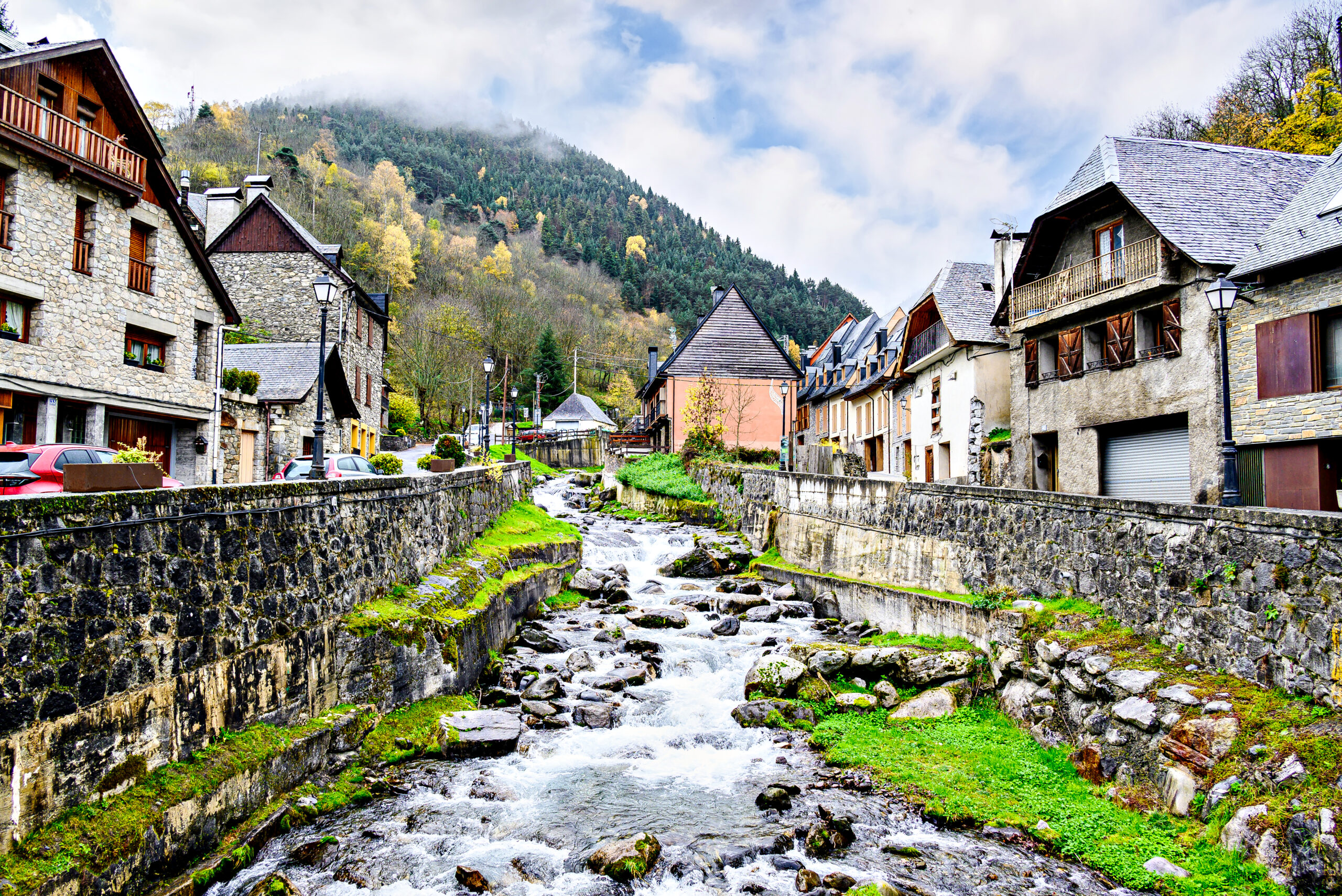 Village pittoresque de Bosnie-Herzégovine avec maisons traditionnelles et montagnes en arrière-plan
