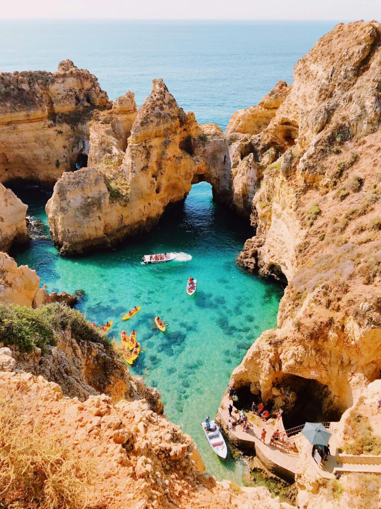 Falaises dorées et eaux turquoise de Ponta da Piedade à Lagos, un joyau naturel de l’Algarve au Portugal.