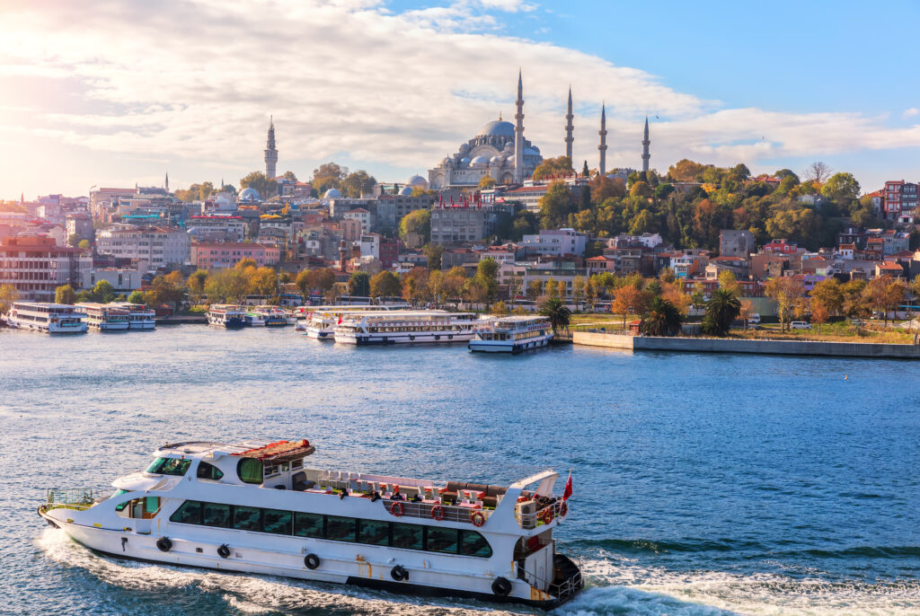 Vue panoramique d'Antalya en Turquie avec mosquées et mer, destination idéale pour un voyage en famille pas cher en 2025