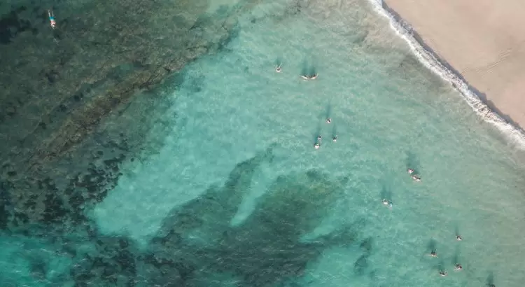 Vue aérienne d'une plage tropicale du Costa Rica entourée d'eaux turquoise