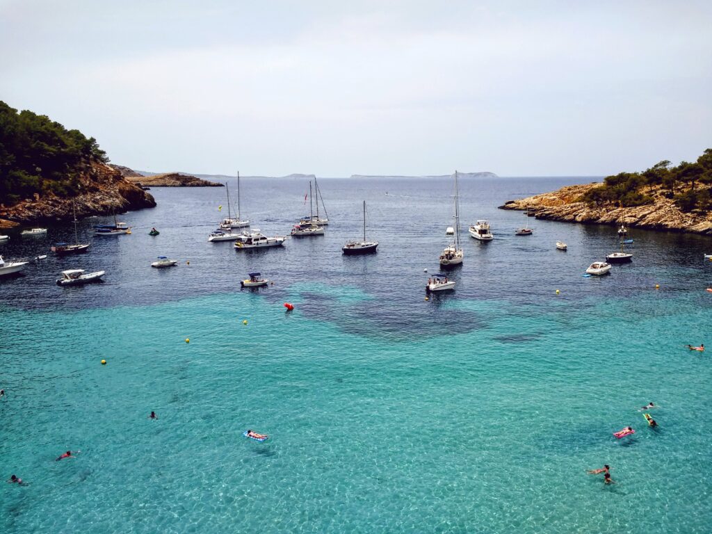 Bateaux de plaisance dans une calanque de Cassis, eau turquoise et criques rocheuses, excursion en mer