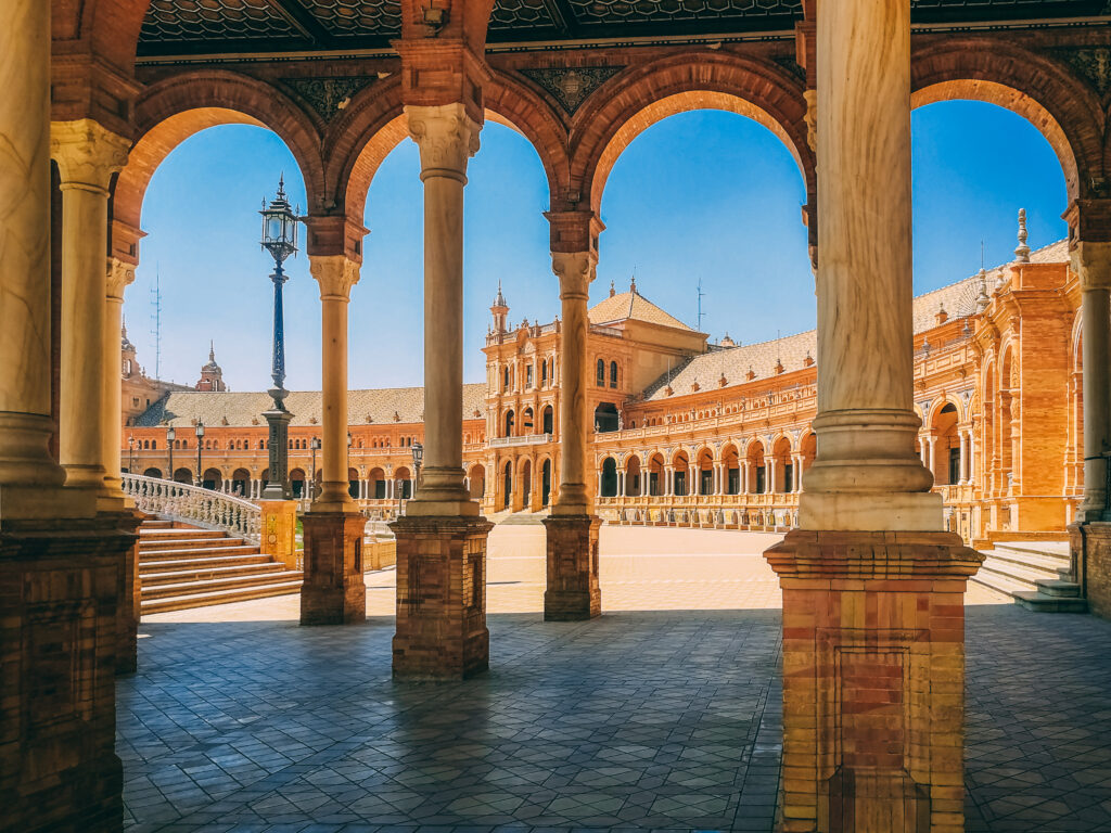 Vue de la Plaza de España à Séville, monument emblématique de l’Andalousie, parfait pour un road-trip culturel