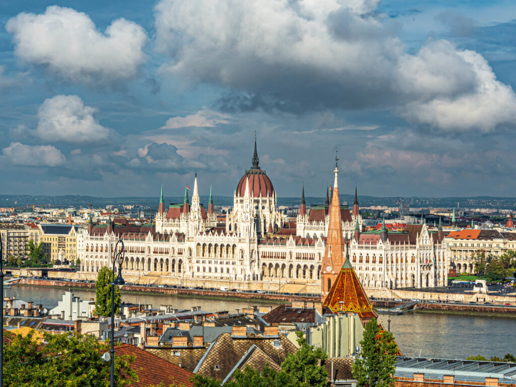 Thermes Budapest pas cher – vue panoramique du Parlement hongrois sur les rives du Danube