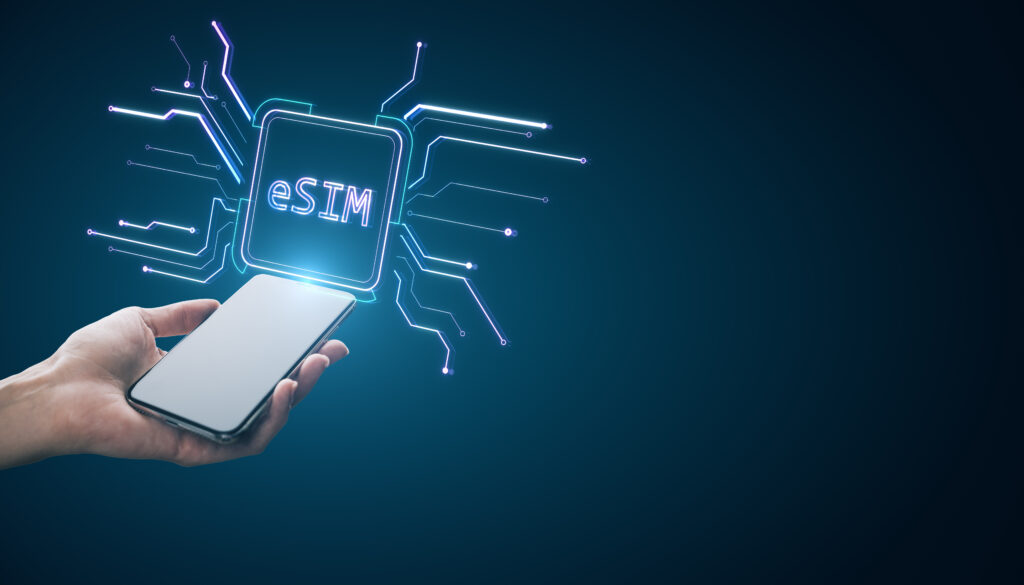 Carte SIM virtuelle eSIM affichée sur un smartphone, solution low-cost pour voyager en Europe et aux USA