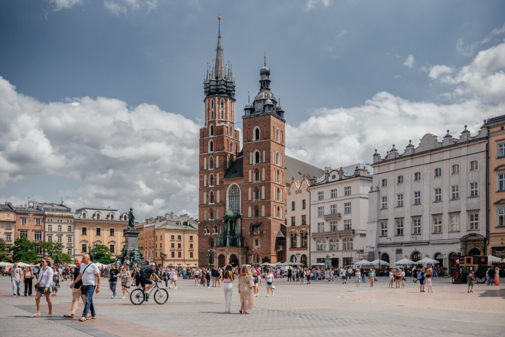 Cracovie pas cher – place du marché avec la basilique Sainte-Marie en Pologne
