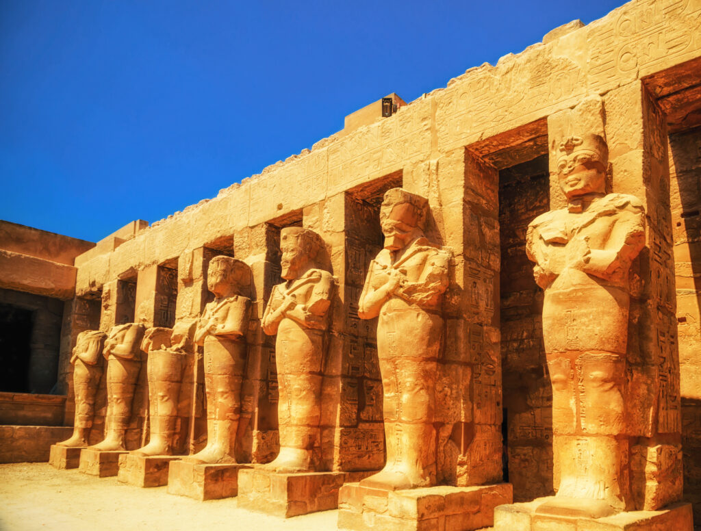 Temple de Louxor en Égypte avec statues monumentales, idéal pour illustrer un voyage culturel en train entre Le Caire et Louxor