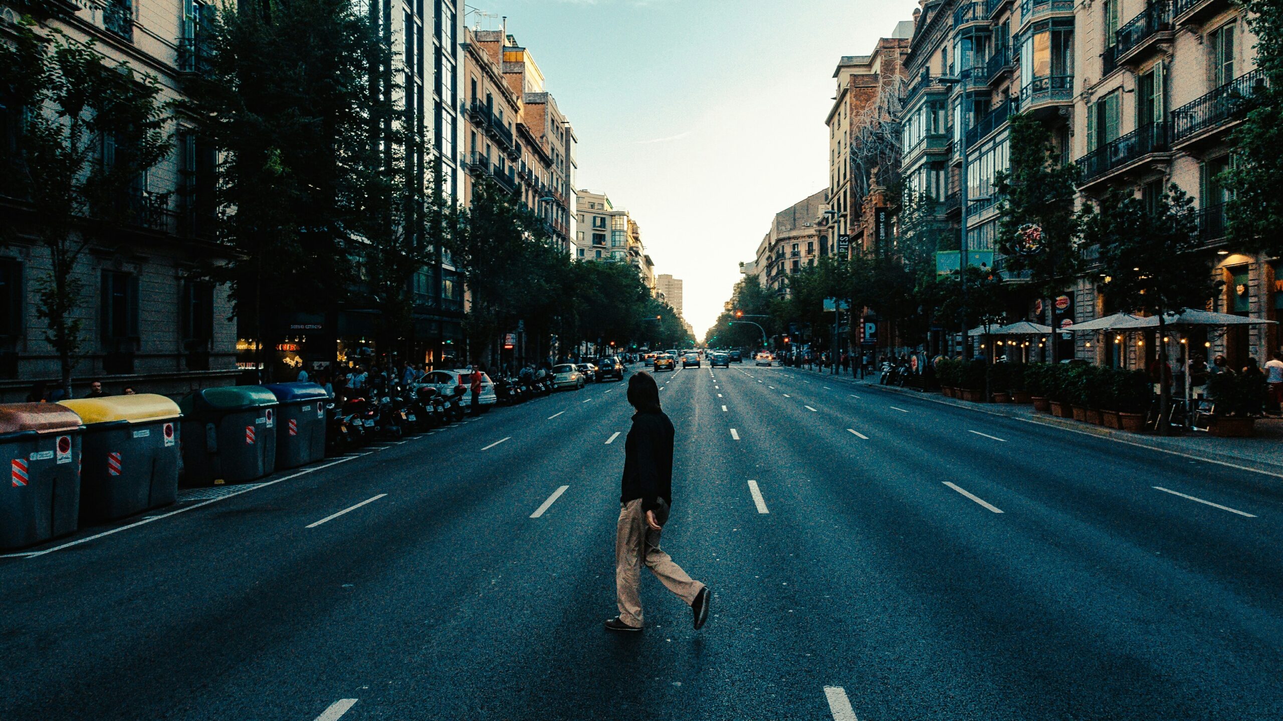 citypass et go city. Touriste traversant une grande avenue américaine au lever du jour.