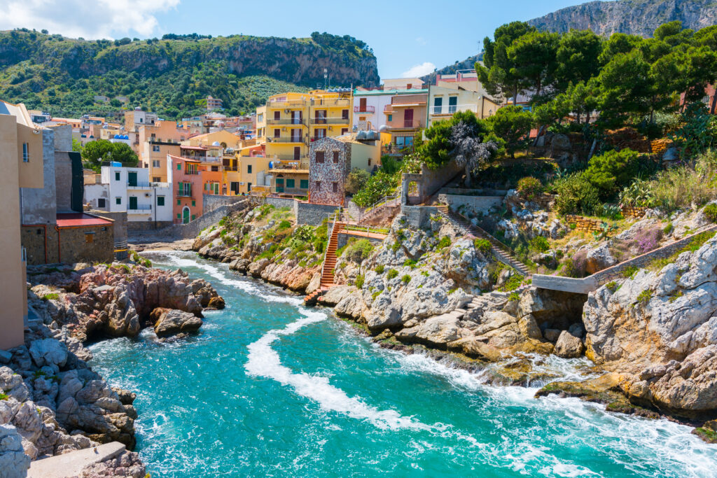 Paysage coloré de village côtier en Sicile avec mer turquoise et falaises