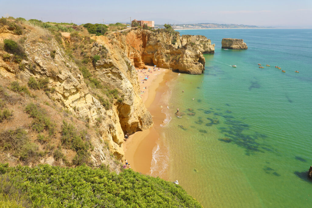 Plage dorée et falaises de l’Algarve au Portugal avec eau turquoise