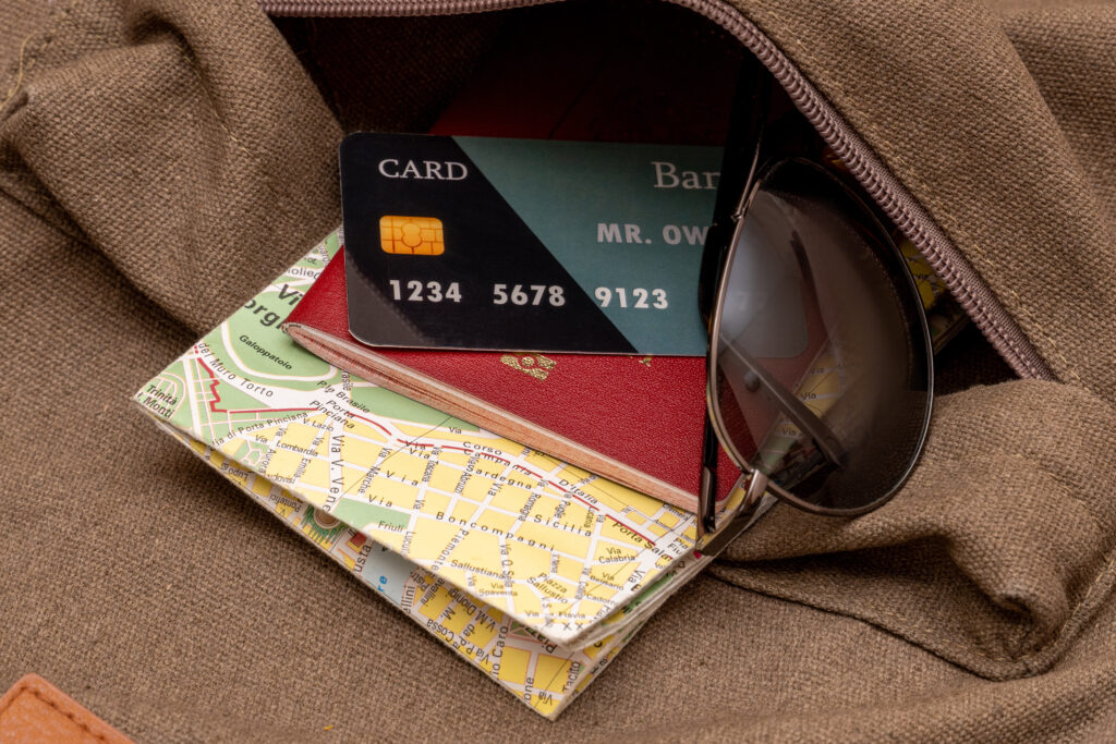 Carte bancaire Revolut et Wise posées sur une carte de voyage, comparatif frais Maroc et Europe