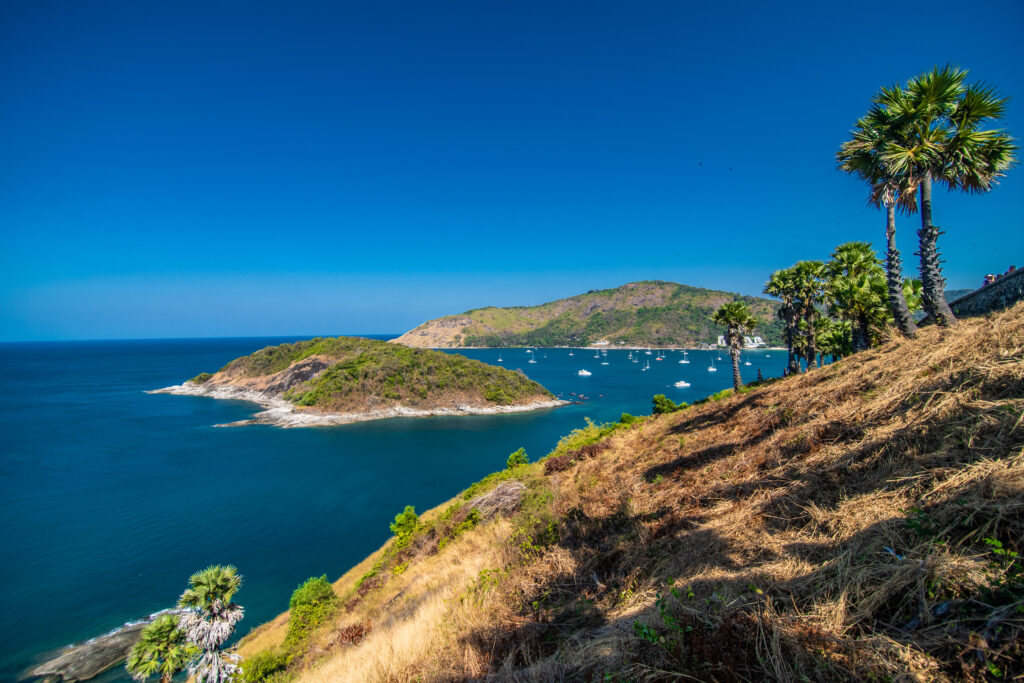 Paysage du Cap-Vert avec côte rocheuse, plage et collines verdoyantes, idéal pour un premier séjour pas cher.