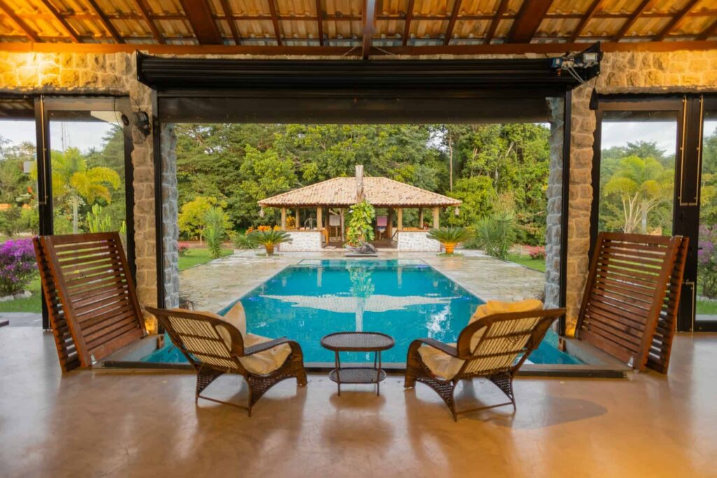 Comment choisir le meilleur hôtel — 25 astuces concrètes : chambre ouverte sur une piscine (resort tropical)