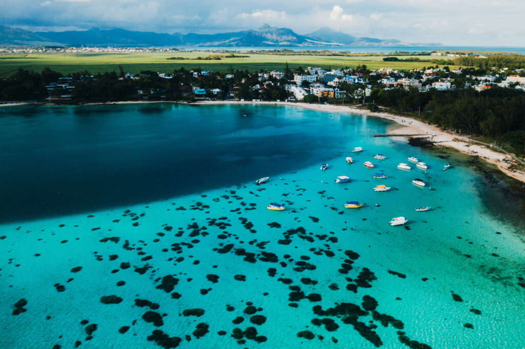 Ile Maurice carte — que faire & quand aller : vue aérienne d’un lagon turquoise avec bateaux