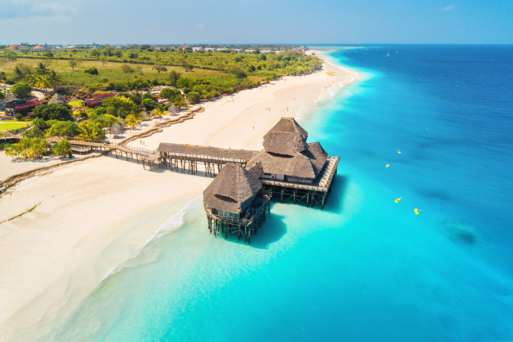 Voyage Zanzibar — quand partir & que faire : plage de sable blanc, ponton et lagon turquoise
