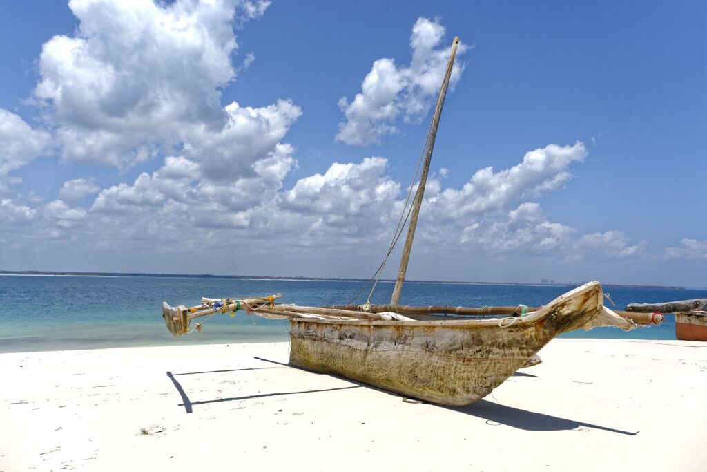 Quand partir au Sénégal — climat & meilleures saisons 2025 : pirogue sur plage de sable blanc