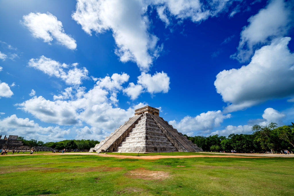 Quand partir au Mexique — meilleure période 2025 : pyramide maya (Chichén Itzá) sous ciel bleu