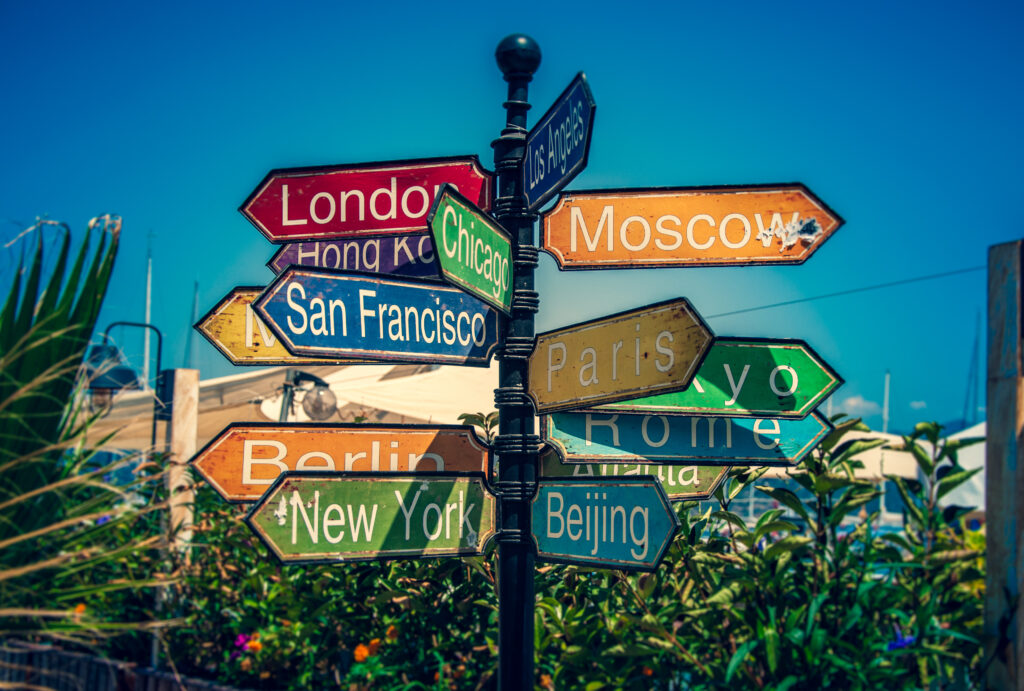 Quelle est la capitale par pays (A–Z) — panneau indicateur vers Londres, Moscou, Berlin et Pékin