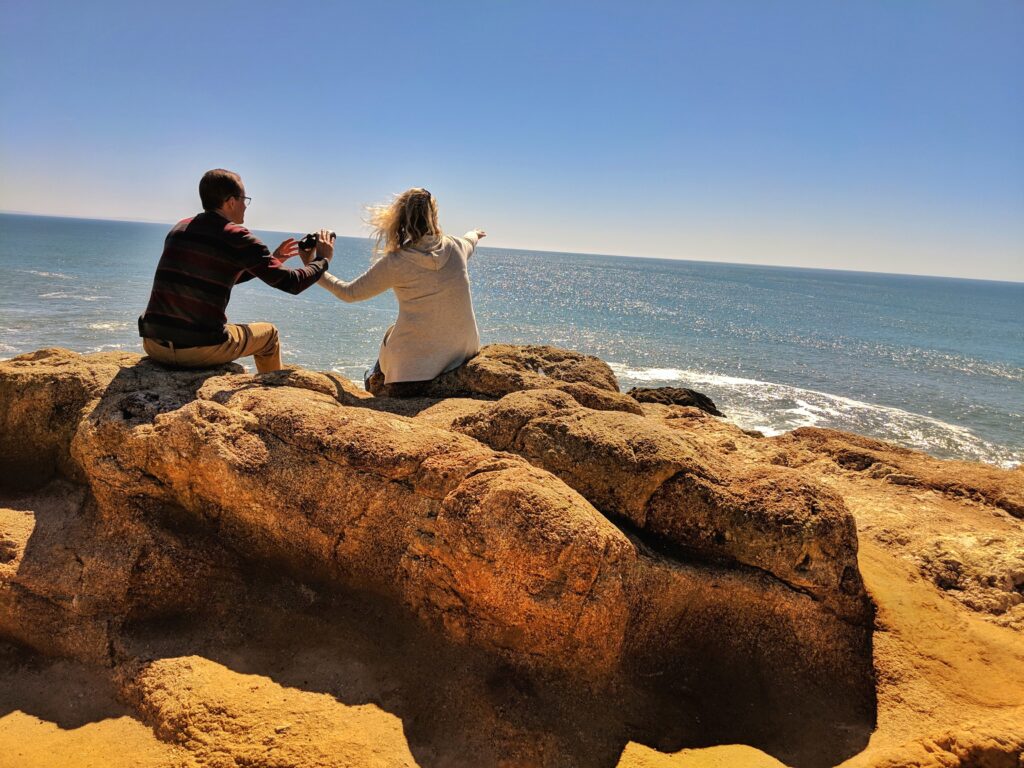 Week-end en amoureux Bretagne — 15 destinations romantiques : couple sur les rochers face à la mer