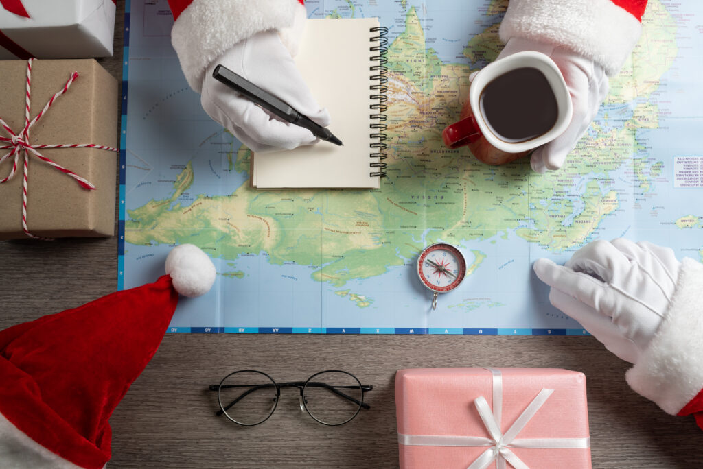 Où partir en décembre — soleil, Noël & bons plans pas chers (carte du monde avec bonnet de Noël, passeport et appareil photo)
