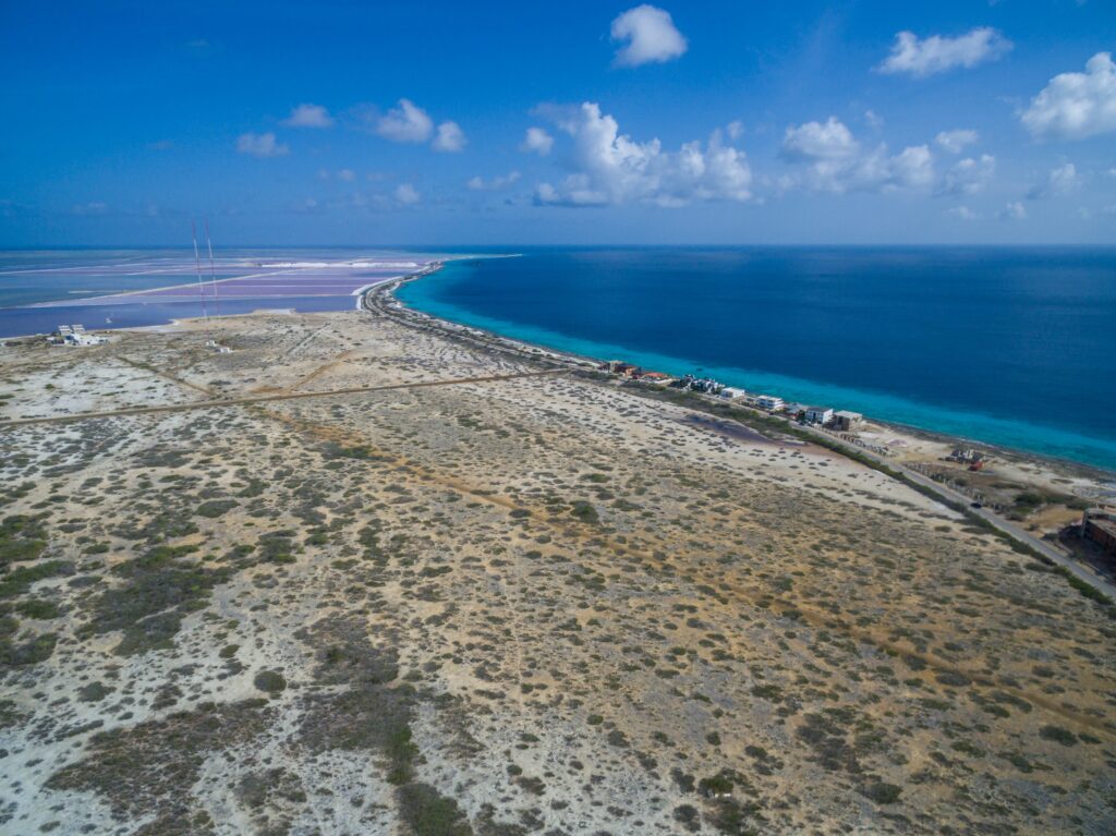 Fuerteventura — que faire, où loger, plages & surf pas cher : vue aérienne côte et lagon