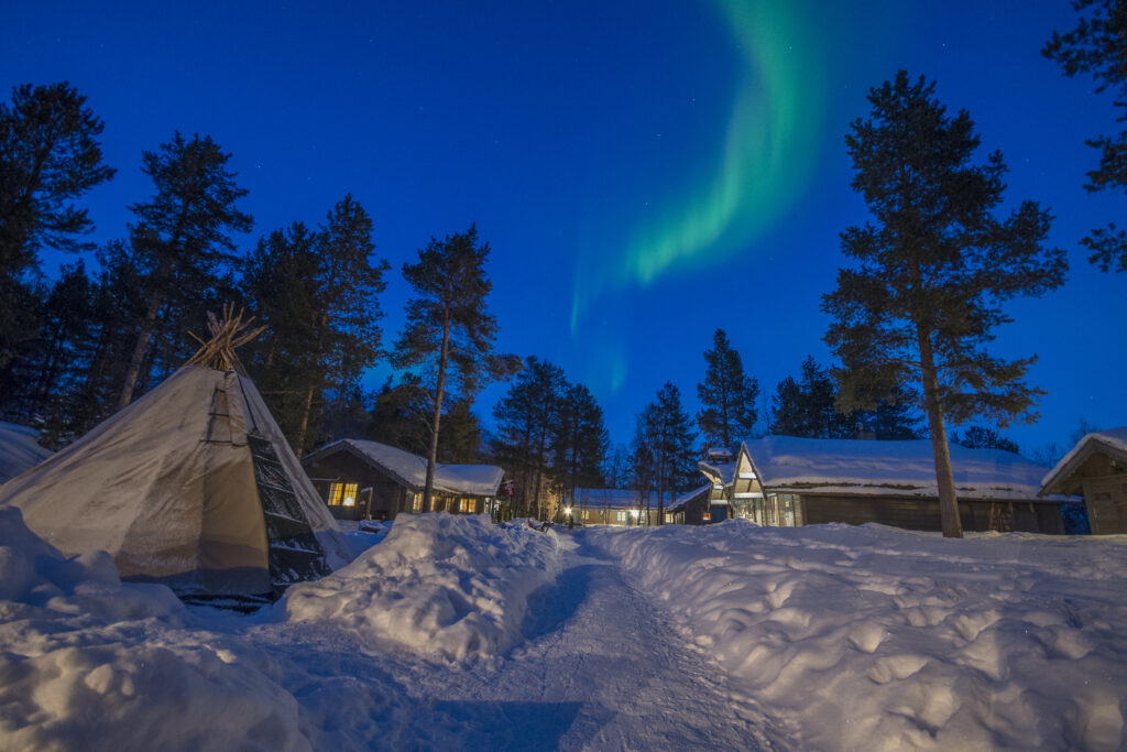 Voyage Laponie — guide complet Grand Nord : aurore boréale au-dessus d’un camp sous la neige