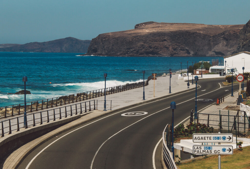 Tenerife sans voiture — itinéraire 5 jours pas cher : promenade côtière, route en bord de mer et falaises