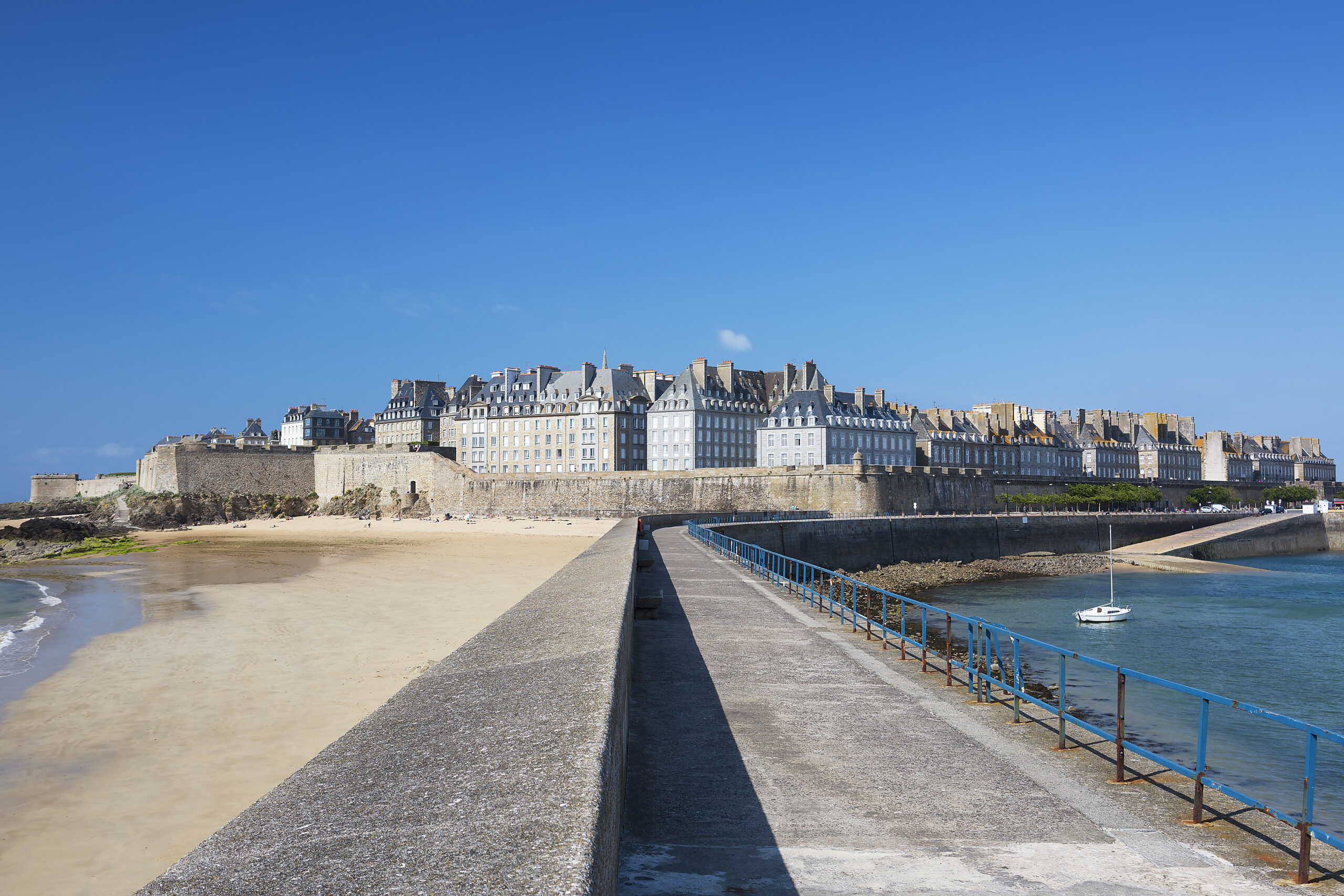 Carte Bretagne — guide complet des régions & bons plans : remparts de Saint-Malo, plage et digue