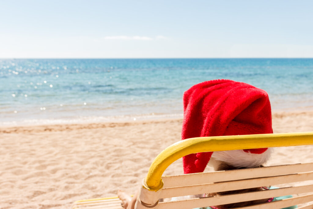 Noël au soleil pas cher — top 12 destinations (chapeau du Père Noël sur une plage)
