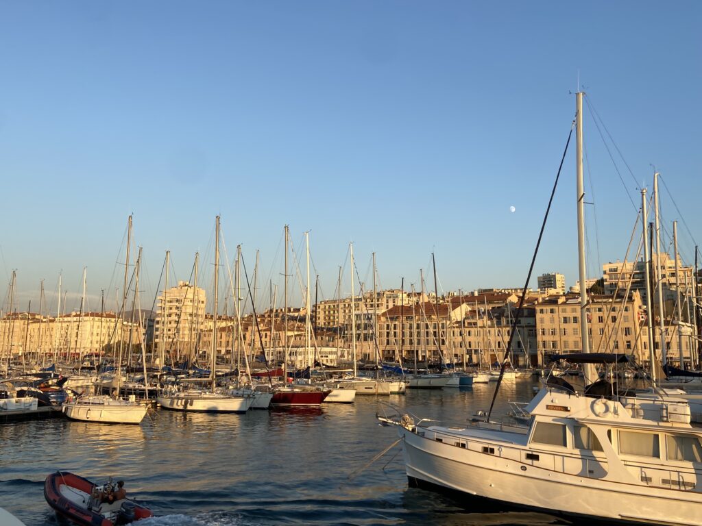 Visiter Marseille — guide 1-3 jours budget famille : Vieux-Port avec bateaux et façades au soleil