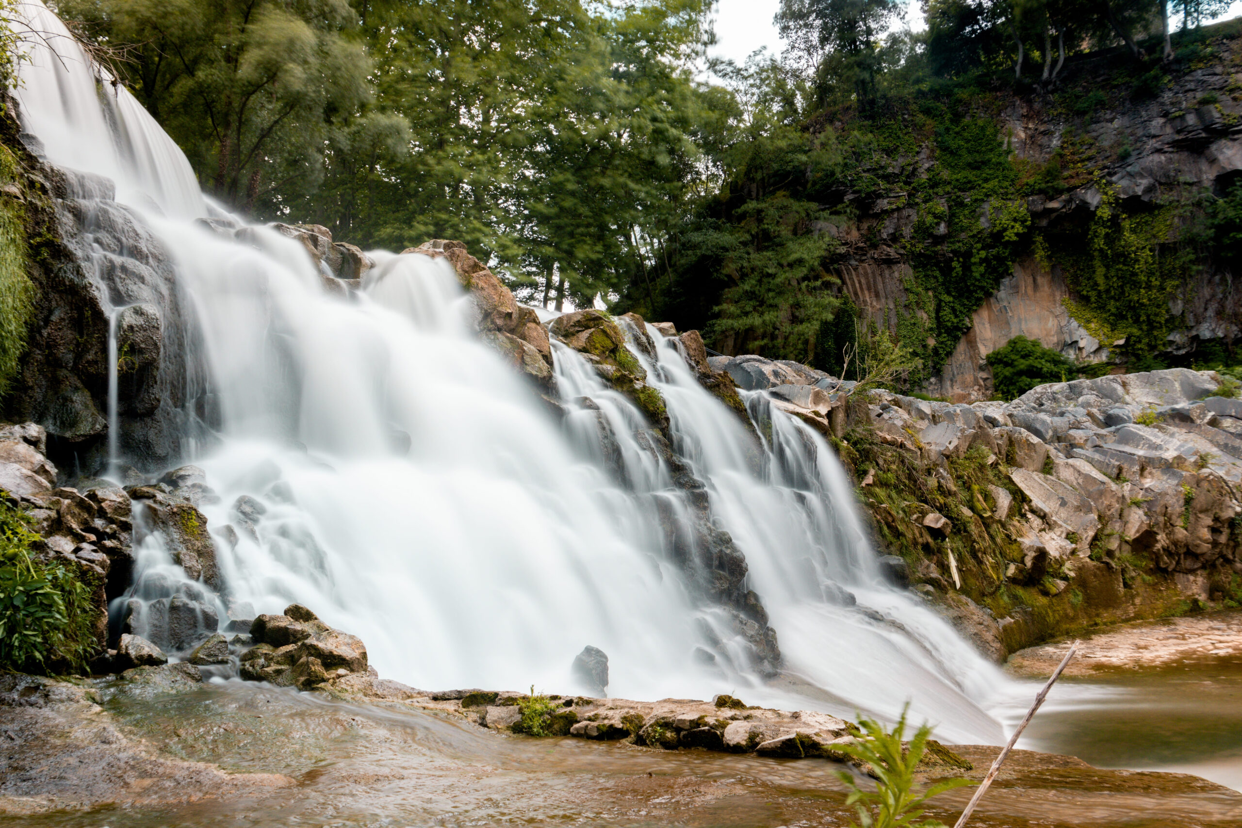 Cascade de la Vis — chute d’eau des Cévennes, sentier et vasques naturelles
