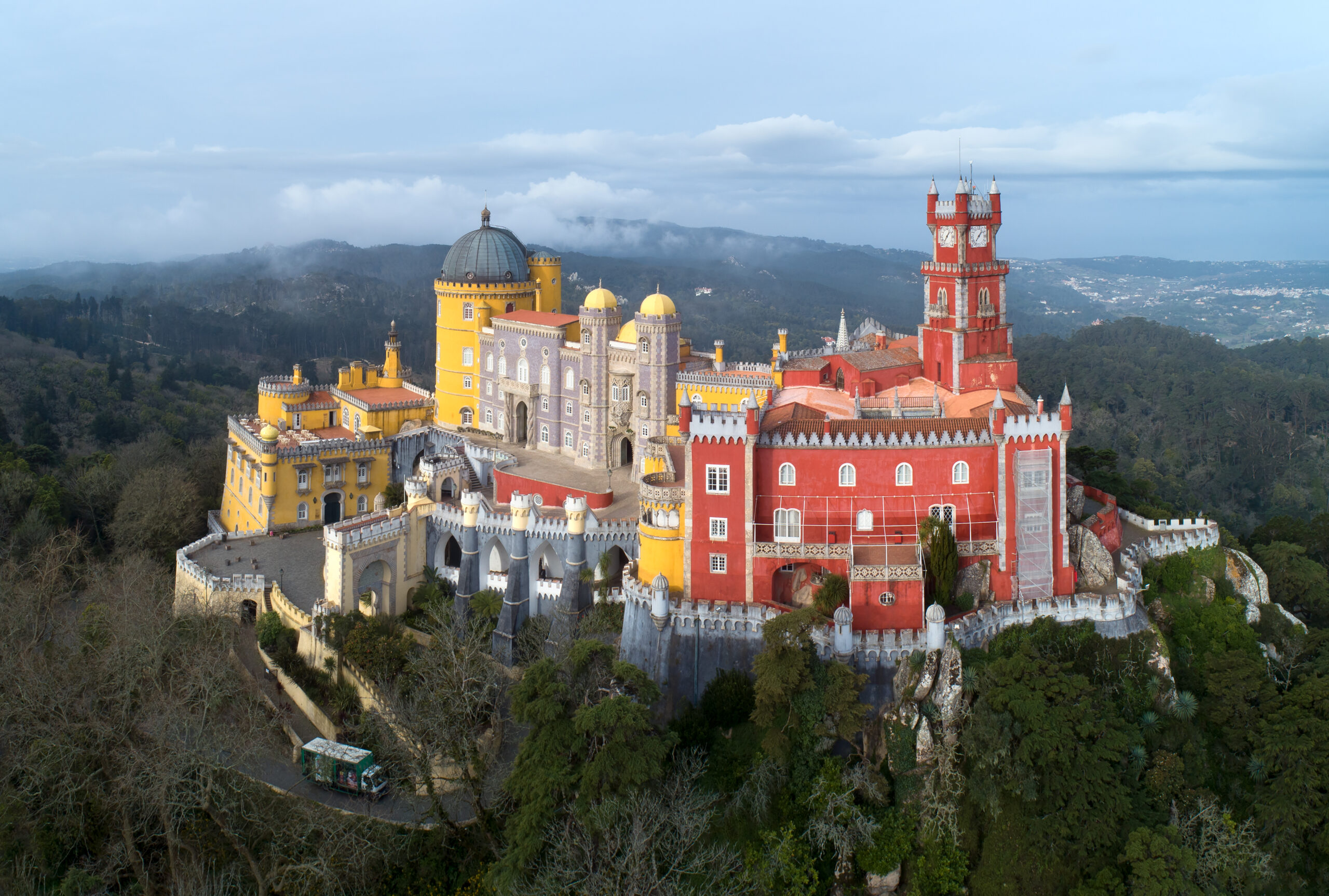 Sintra Lisbonne — guide visite 2025 : palais de Pena coloré sur la colline