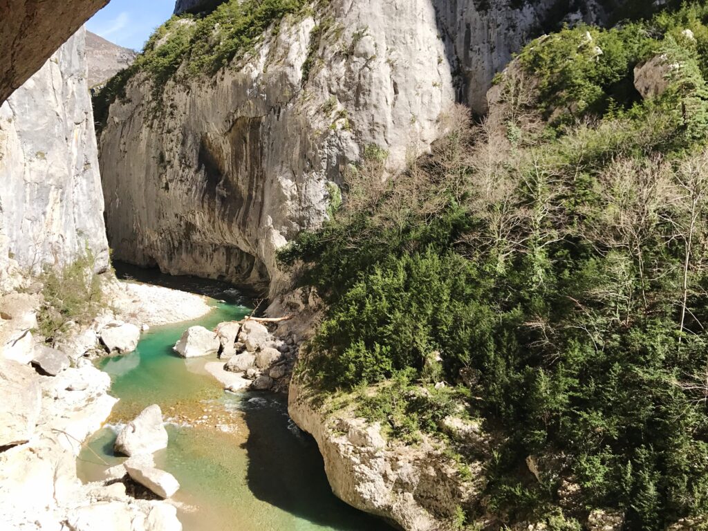 Gorges du Toulourenc — randonnée aquatique en Provence : rivière turquoise au pied des falaises