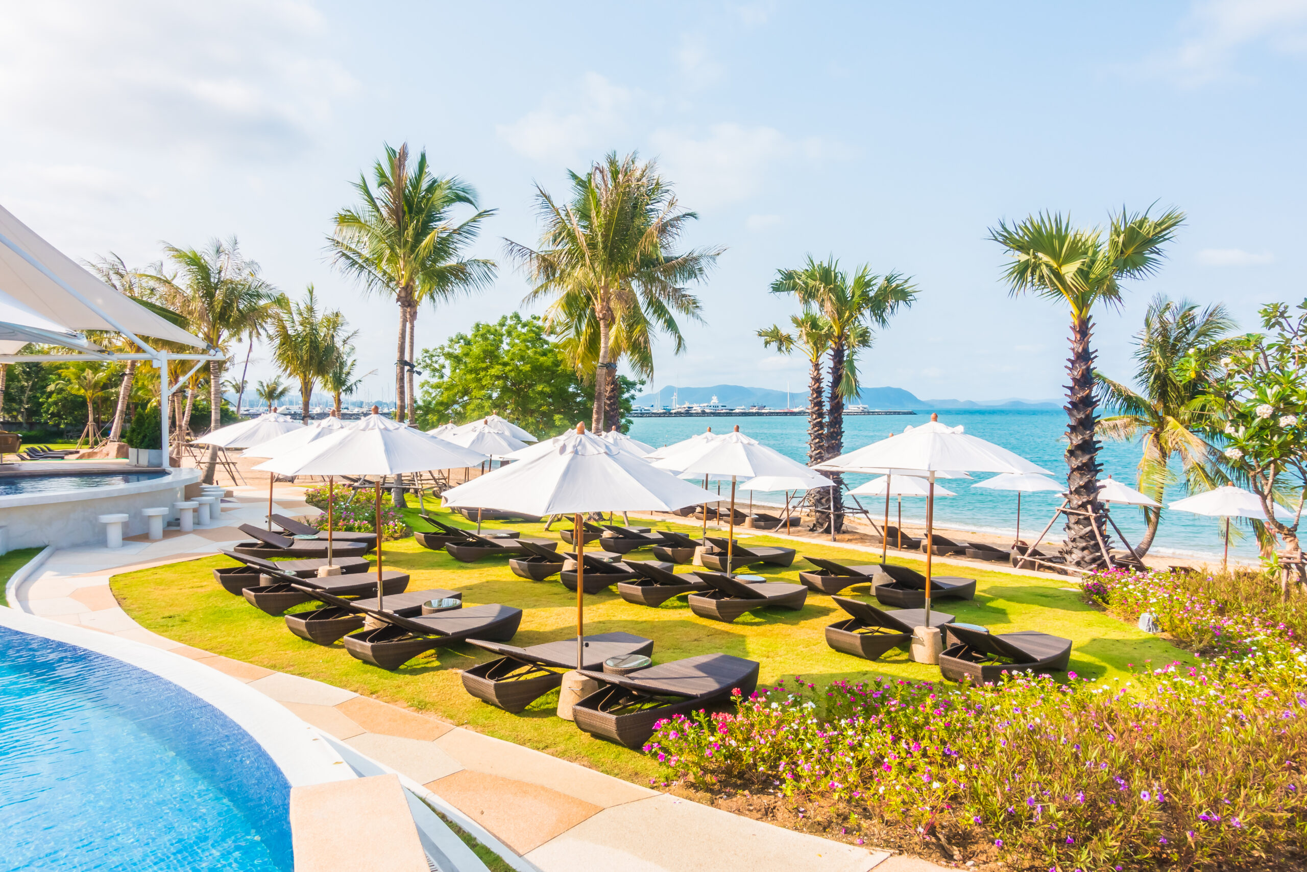 Piscine d’un hôtel à Djerba avec transats et parasols